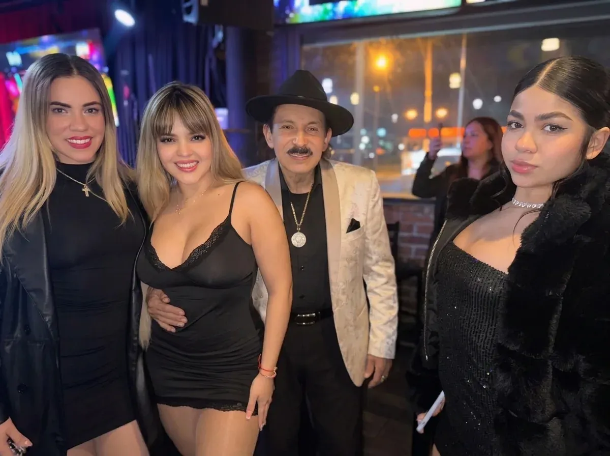 Las tres integrantes de Reinas Latinas junto al músico Antonio Ríos al término de un show