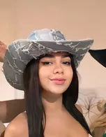 Aschlee Pereira Bonilla con sombrero de encaje gris