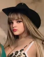 María Verónica Araujo con sombrero negro